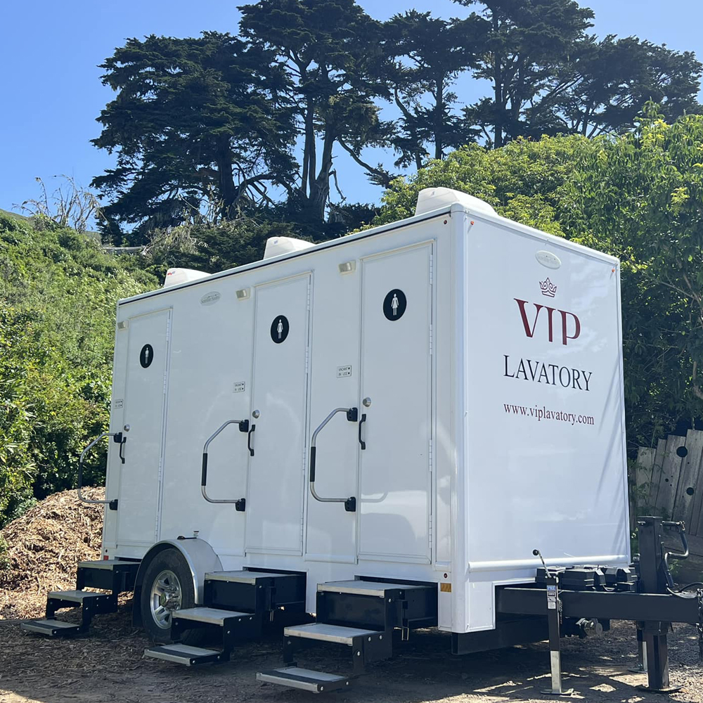 Mobile Toilet Trailer Luxury 3 - Outdoor Lighting Rental recension och pris