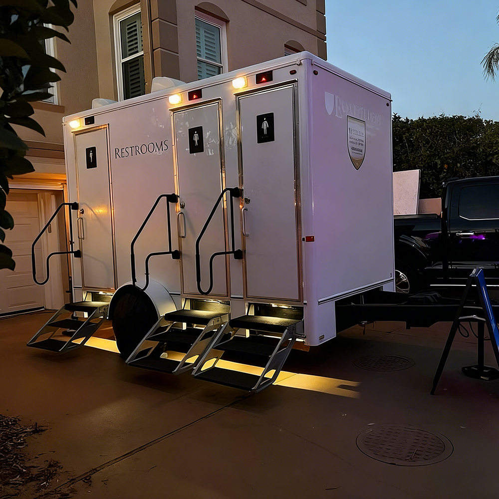 Mobile Toilet Trailer Luxury 3 - Outdoor Lighting Rental recension och pris