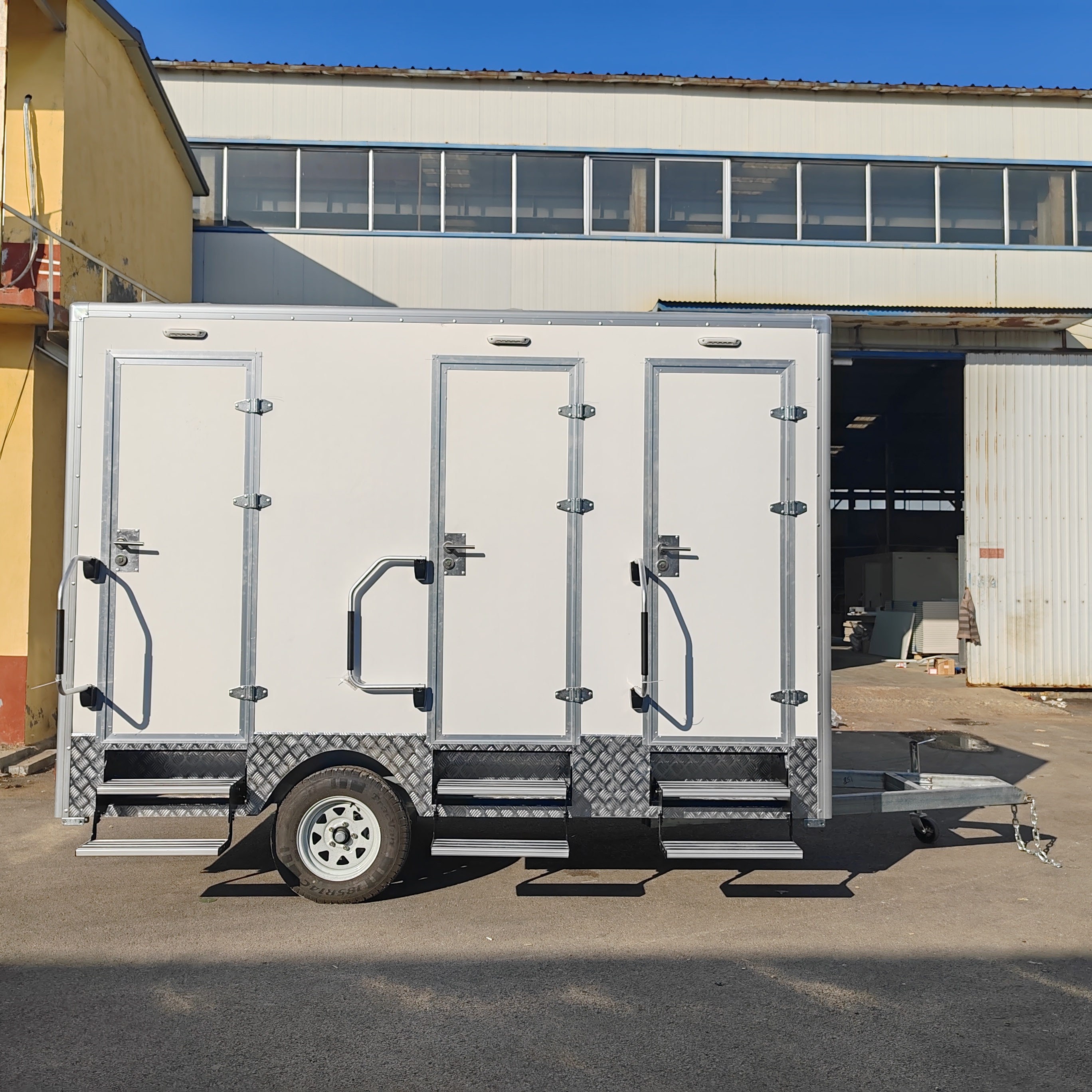 Mobile Toilet Trailer Luxury 3 - Outdoor Lighting Rental recension och pris